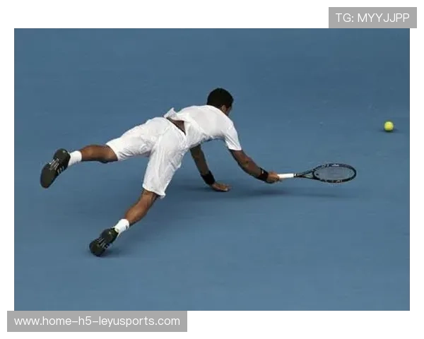 赛场“危机”时刻：运动员的“极速救球”瞬间